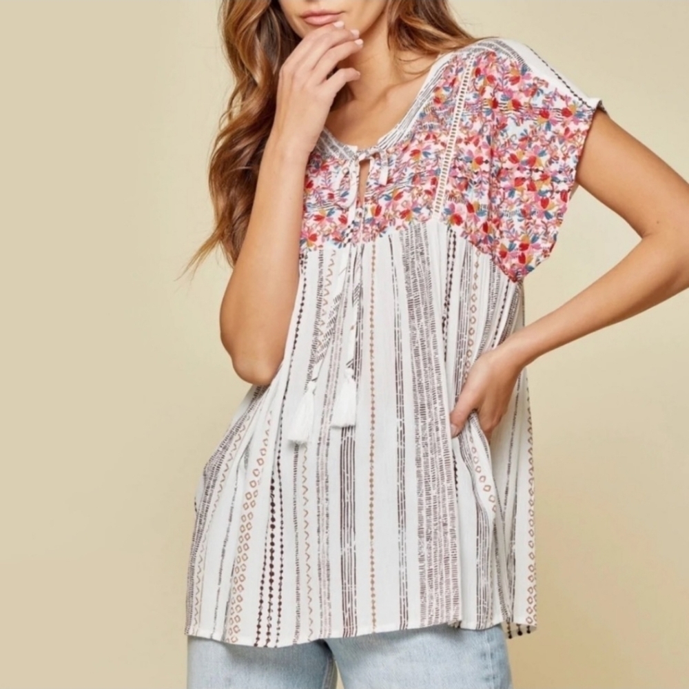 SAVANNA Jane Embroidered top with tassels Size Small